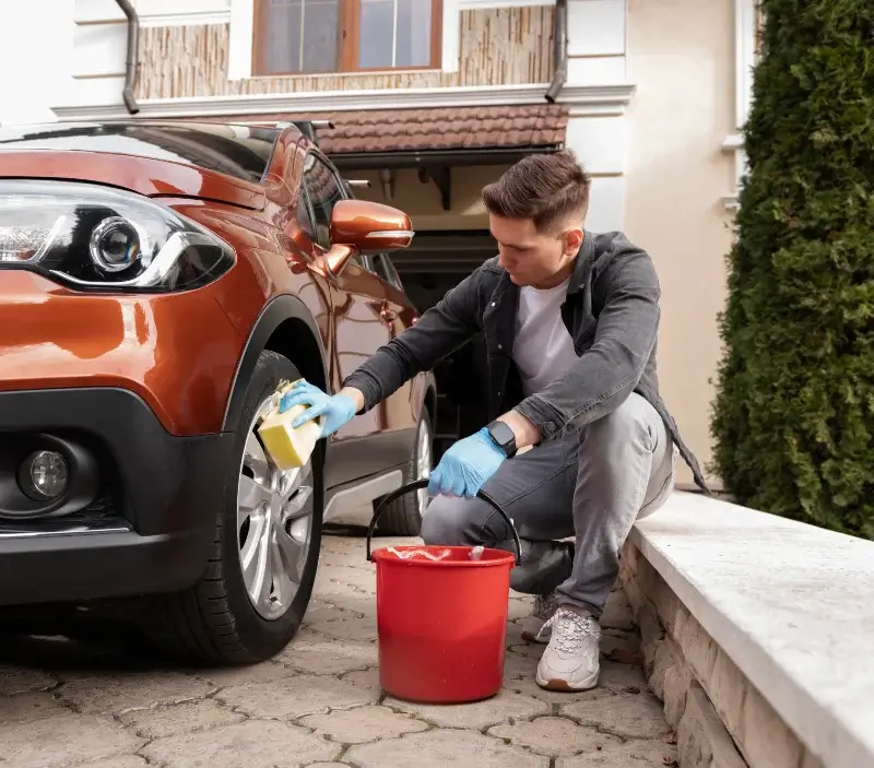 Lavage auto à domicile Chanteloup : professionnel intervenant sur un véhicule